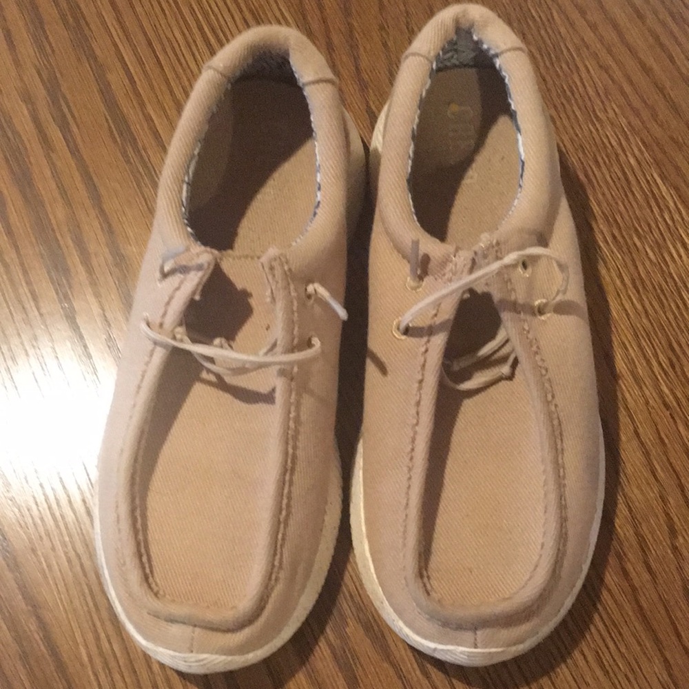 Youth Size 3 tan Crevo shoes